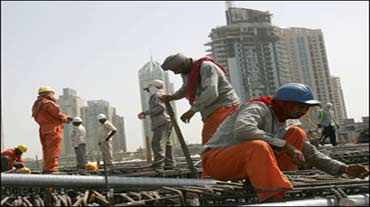 شركات سعودية تتسابق على تشغيل عمالة مصر وبنغلادش