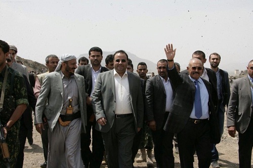 «طارق صالح» يسخر من مقاتلات التحالف العربي بعد زيارة عمه والصماد لمعسكره جنوب صنعاء