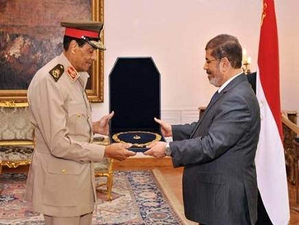 مرسي يمنح المشير طنطاوي بعد إقالته وسام «قلادة النيل» وهو الوسام