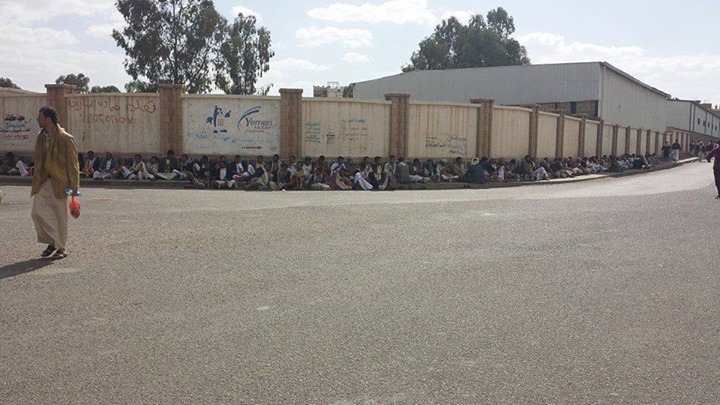 الحوثي يعلن عن اول خطواته التصعيدية بمحاصرة عدد من الوزارات بصنعاء بمخيمات اعتصام (صور)