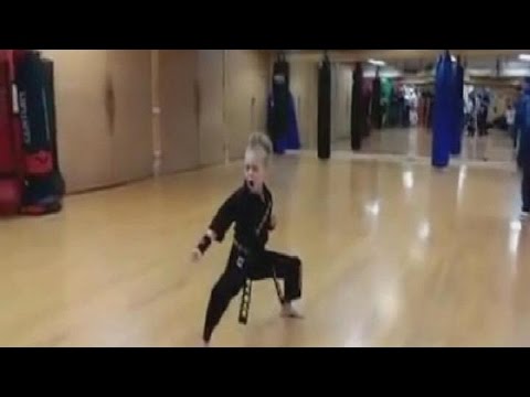 فيديو.. طفلة روسية تمارس الكاراتيه بقوة رجال الصاعقة