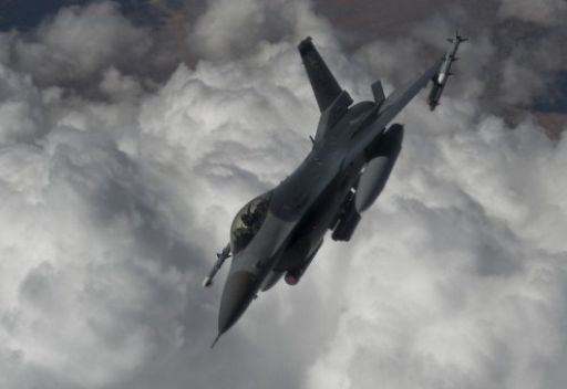 طيران التحالف يقصف تعزيزات للمليشيا بمديرية نهم شرق العاصمة صنعاء