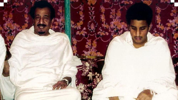 شاهد صورة للملك سلمان ونجلة «محمد» في الحج قبل 19 عاماً