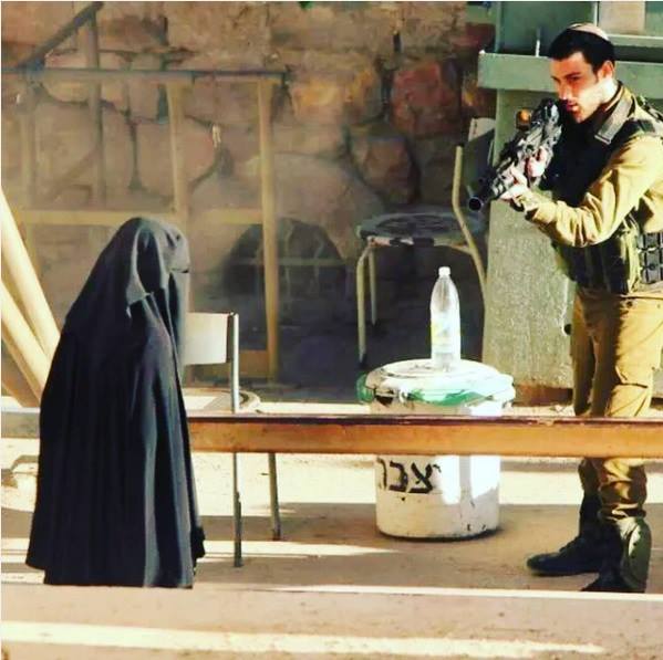 شاهد بالفيديو والصور.. كيف قتل جنود الاحتلال الإسرائيلي فتاة فلسطينية لرفضها خلع النقاب