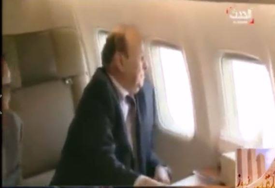 شاهد بالفيديو ..الرئيس هادي يشاهد عدن مبتسما من على متن طائرته