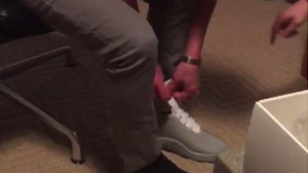 بالفيديو.. حذاء يربط نفسه بنفسه!