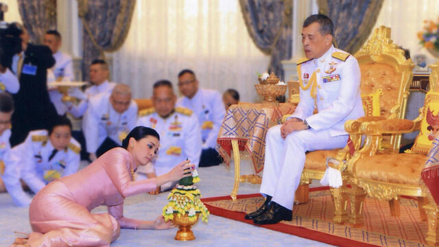 ملك تايلاند يجرد زوجته الجميلة من ألقابها الملكية ويسكب الماء على رأسها