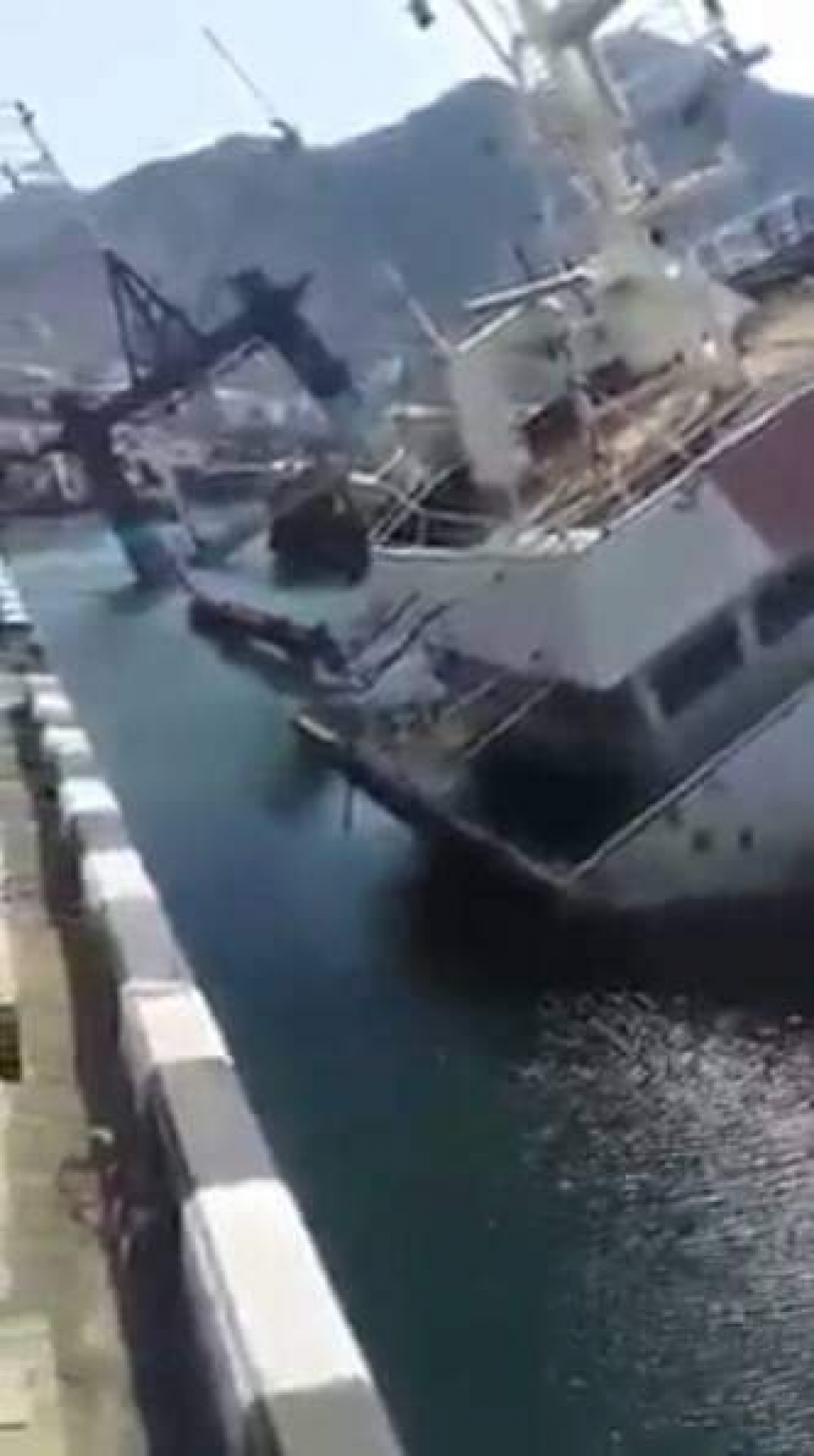 غرق ثلاث سفن في ميناء عدن 