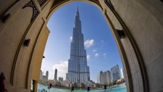 الإمارات تبيع قمة برج خليفة في دبي بمليار دولار