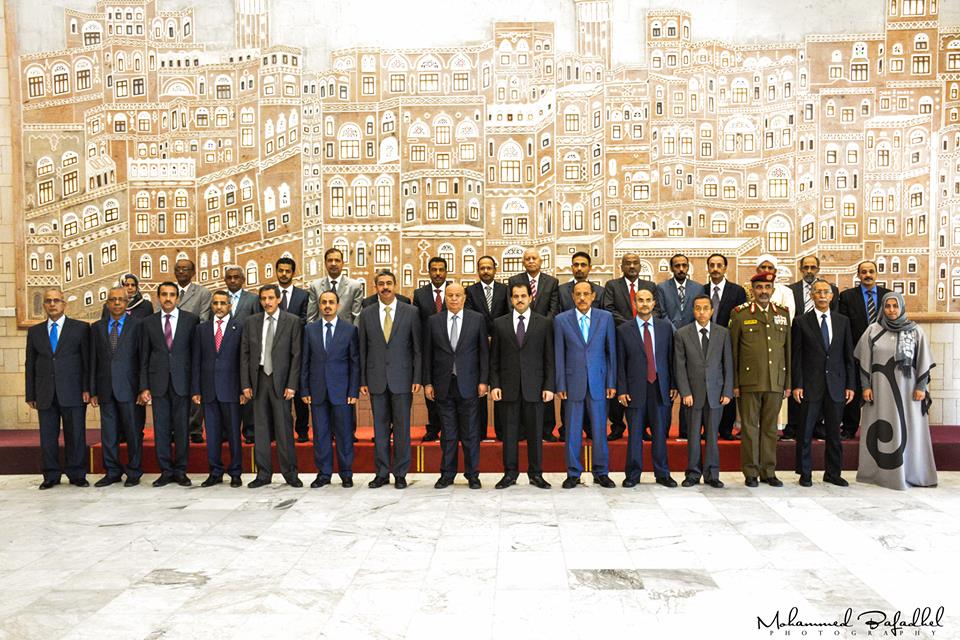 الميليشيات الحوثية تجبر رئيس الحكومة والوزراء على تسيير شؤون الدولة 