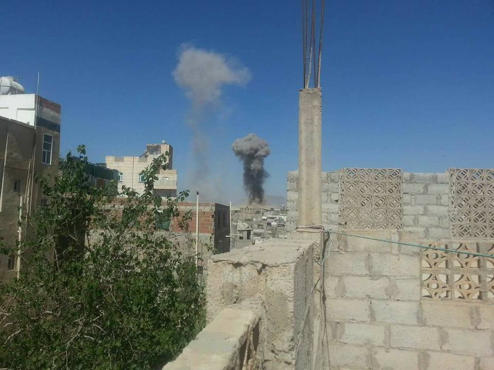 أعنف الغارات على معسكر السواد جنوب العاصمة صنعاء (صور)