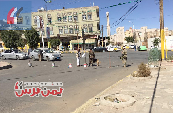 عناصر مسلحة من جماعة الحوثي في أحد مداخل الشوارع المحيطة بمركز أ