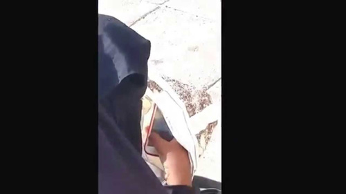 بالفيديو: متسولة تراسل صديقاتها من هاتف ذكي أثناء جلوسها بانتظار خروج المصلين