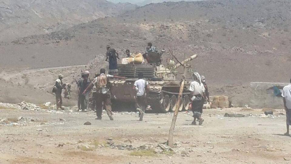 قوات من اللجان الشعبية تتمركز على التباب بمحافظة لحج
