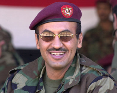 قائد الحرس الجمهوري يحتفظ بطائرات أباتشي في معسكر ريمة حميد بسنحان