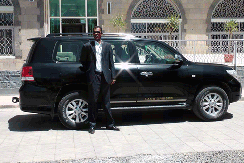 حارس امس وسيارة مدرعة تابعة لأحد شركات الحماية بالعاصمة صنعاء