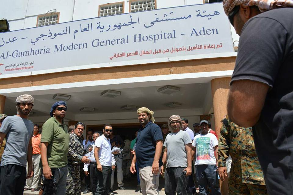 وفد إعلامي إماراتي يزور عدن ويطلع على الوضع وإنجازات الهلال الأحمر الإماراتي (صور)