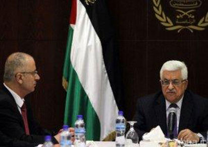 فلسطين :عباس في موقف محرج بسبب استقالة الحمد الله والعربية تحذر من مناهج إسرائيلية