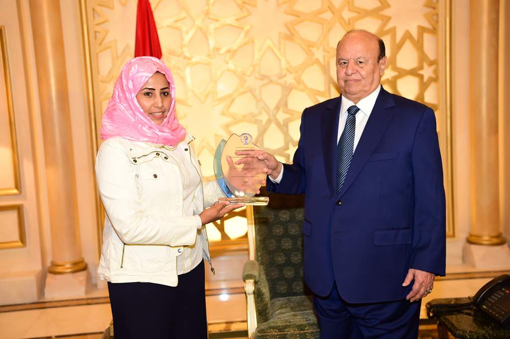 «مخترعة يمنية» تهدي الرئيس هادي درع مؤتمر الأبحاث الطبية