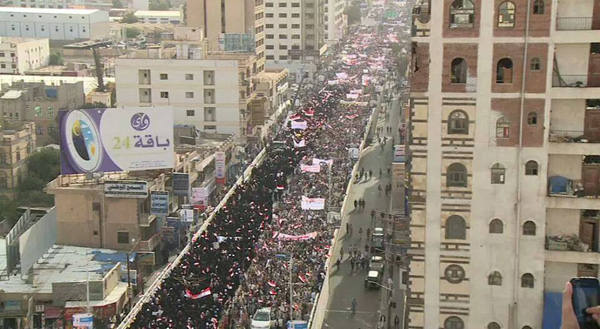 حشود بالألاف فوق جسر الزبيري وسط العاصمة صنعاء (المصدر: أحمد الش