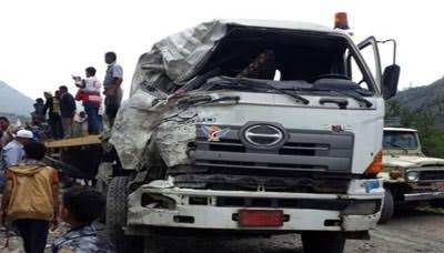 وفاة 5 أشخاص وإصابة 3 آخرين بحادث انقلاب شاحنة في «السبرة» بـ إب
