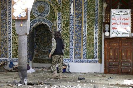 مسلح حوثي داخل مسجد البليلي بصنعاء عقب الانفجار