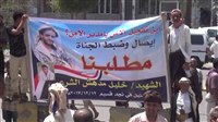 محتجون في تعز يطالبون بتسليم المتهمين بمقتل احد الجنود بعد الافراج عنهم