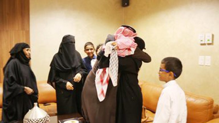 شاهد.. لحظة لقاء الأسير السعودي المحرر من سجون الحوثيين بأمه في جدة