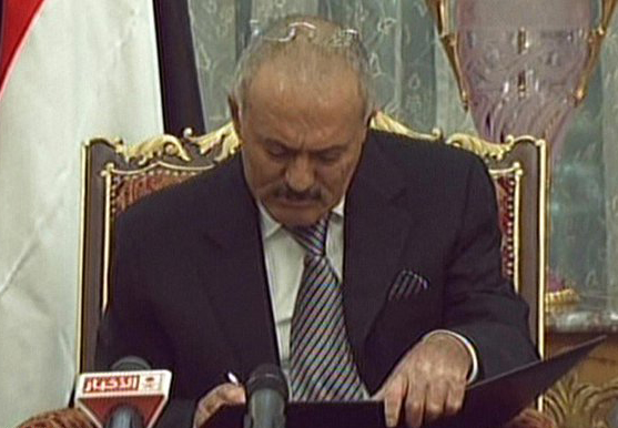 اليمنيون يحتفلون بإجبار صالح على التوقيع على المبادرة الخليجية