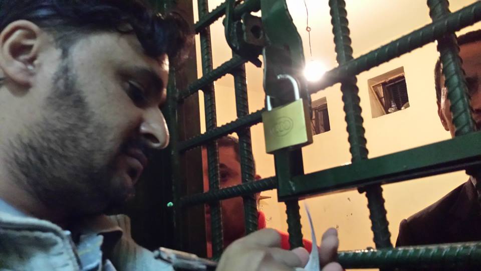 سليم علاو أثناء زيارته للمحتجزين في القسم وتسجيل أسماءهم