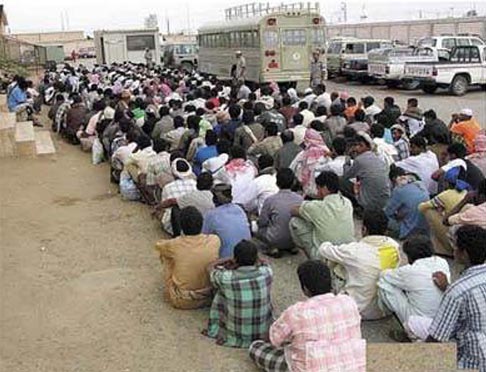 الحكومة اليمنية تطالب بإرسال وفد عاجل للرياض لتلافي تبعات القرار السعودي بشأن العمالة