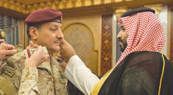 الأمير محمد بن سلمان يقلد قائد القوات البرية رتبته الجديدة