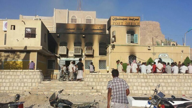 مصادر: القاعدة هاجمت 5 بنوك في سيئون وهدفها كان الحصول على «التمويل»
