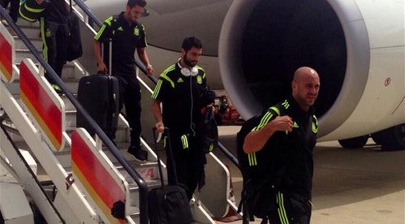 البرق يضرب طائرة المنتخب الإسباني فور وصولها مدريد
