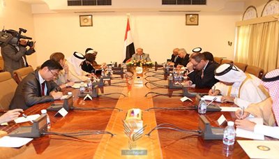 الرئيس هادي خلال لقاءه بسفراء الدول العشر الراعية للمبادرة الخلي