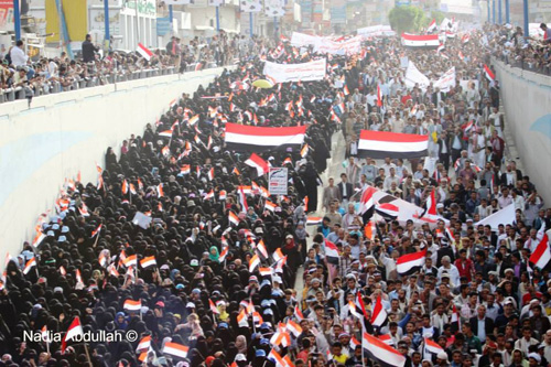 الأعلام الرسمي يحتفي بحشود صنعاء لتأييد الاصطفاف الوطني ورفض ممارسات الحوثيين