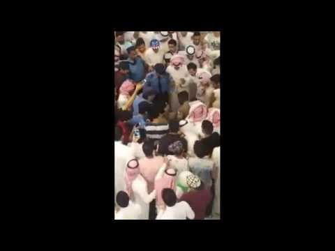 تحرش بفتاة داخل مول تجاري بالسعودية فضربه كل الزائرين حتى انقذه رجال الأمن «فيديو»
