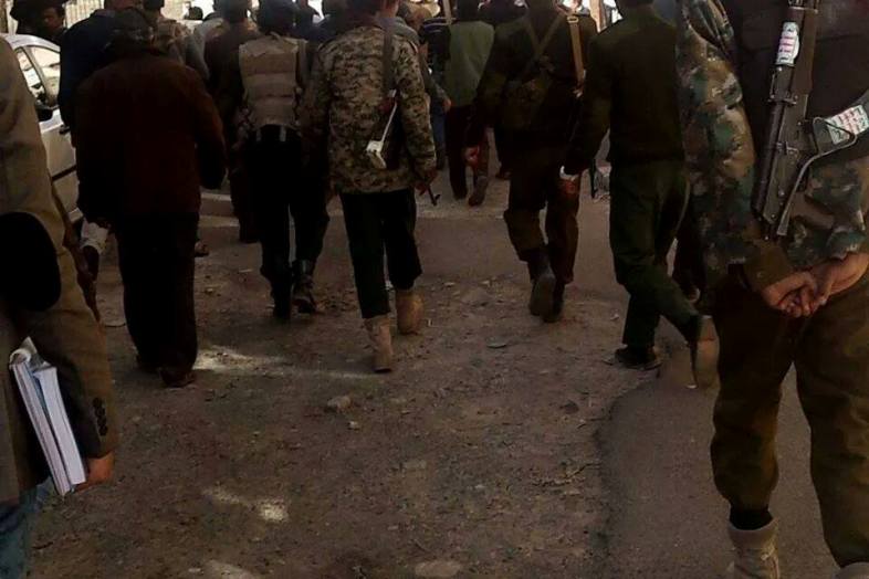 شاهد بالصور: مسلحون حوثيون يرتدون زي رجال الأمن خلال قمعهم تظاهرة اليوم بصنعاء