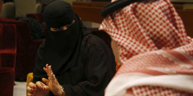 لماذا يفضل السعوديون البائع الأجنبي عن أبناء وطنهم؟.. 5 أسباب بينها معاكسة الفتيات