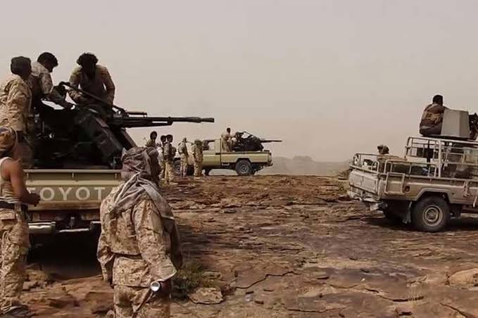 مستجدات عاجلة.. الجيش ينسحب ومسلحو الحوثي يتقدمون ويضيقون الخناق على مأرب (تفاصيل) 