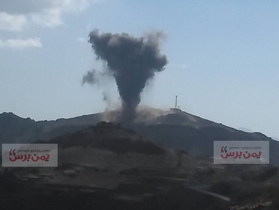 طيران التحالف يستهدف مخازن أسلحة بمعسكر المنار بمديرية الحيمة الخارجية (غرب صنعاء)