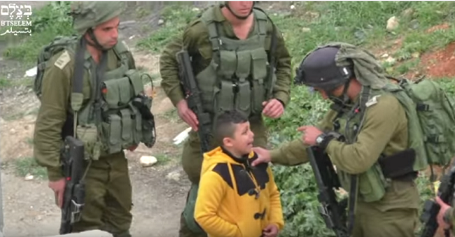 بالفيديو .. خرج يبحث عن لعبته فنكلوا به .. الطفل «أبوحتة» يفضح جيش الاحتلال الاسرائيلي
