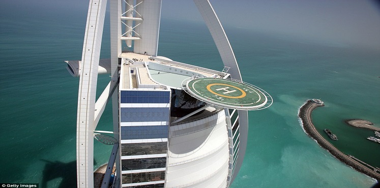 أحدها على حافة برج دبي.. تعرف على مهابط الطائرات الأكثر إثارة ورعبًا بالعالم