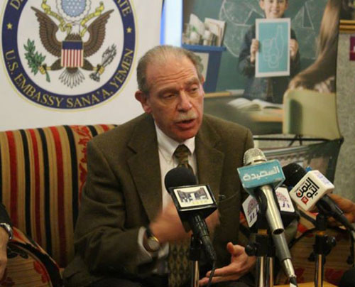 يعد الأول من نوعه في اليمن .. جيرالد فايرستاين يفتتح ” الركن الأمريكي ” بجامعة عدن