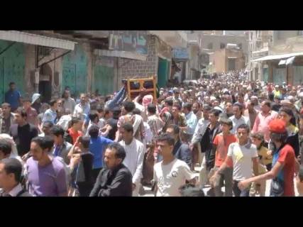 جنازة تربوي تتحول إلى مظاهرة في مدينة إب ضد ميليشيا الحوثي بعد مقتله على يد مسلح بسبب الغاز