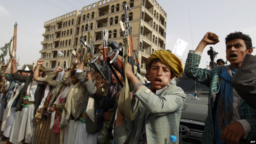 اشتباكات دموية بين حوثيين في الحديدة بسبب خلافات حول تقاسم بنزين مسروق