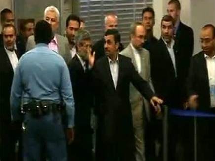أحمدي نجاد لنواب البرلمان الإيراني : كلوا \