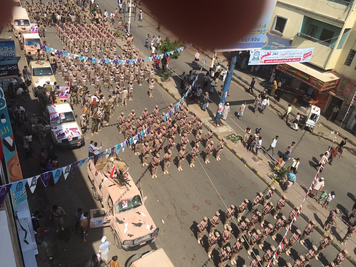 آلاف المواطنين يحيون ذكرى ثورة 26 سبتمبر بعرض عسكري وكرنفالي بمدينة تعز