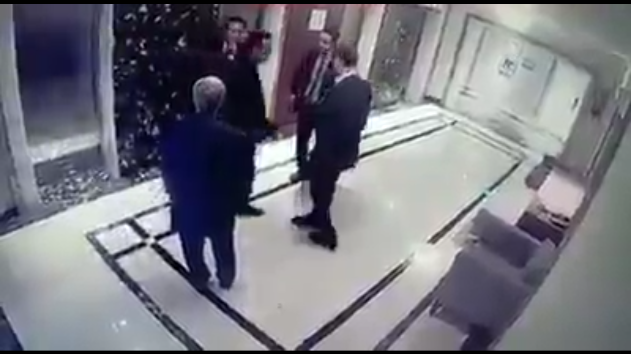شاهد عراك بين سياسيين يمنيين  في احد فنادق القاهرة (فيديو)