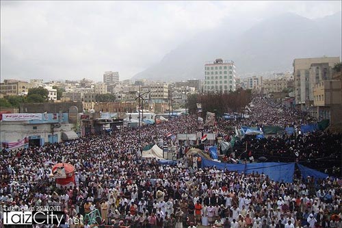 حشود غير مسبوقة تتدفق إلى ساحة الحرية في تعز للمطالبة باستمرار الثورة